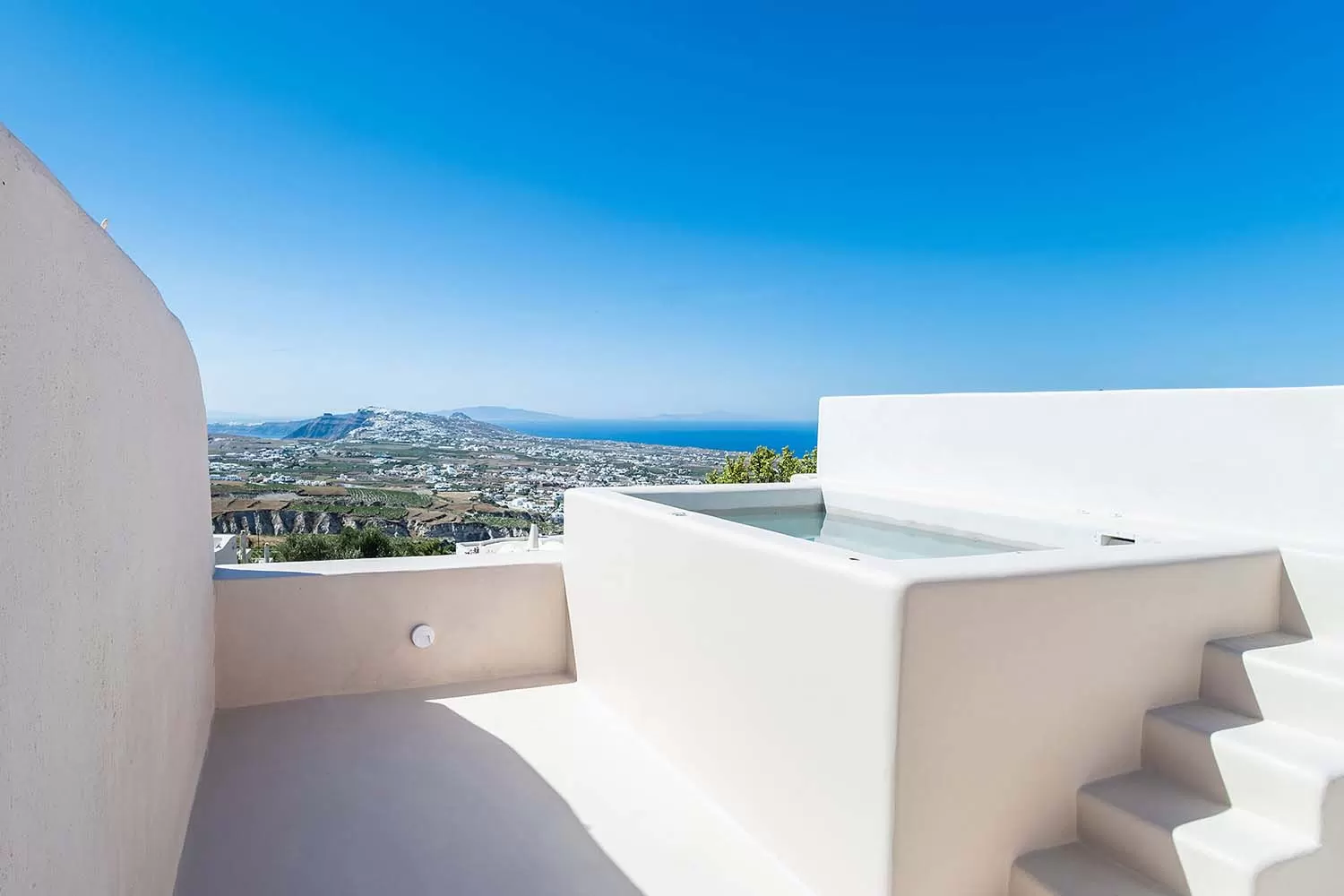 Terrace hot tub overlooking Santorini from Phaos 1870, Pyrgos