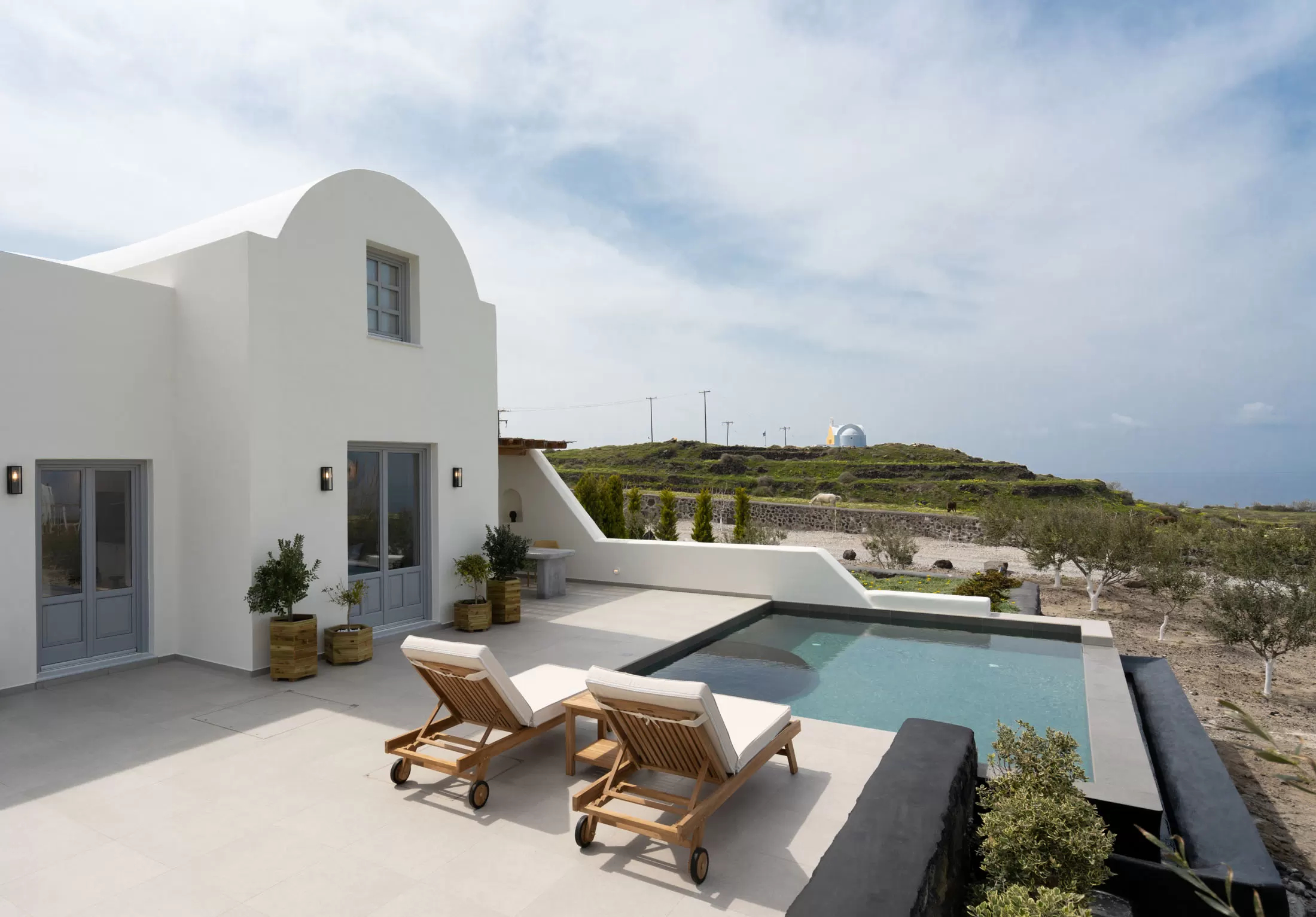 Whitewashed villa with private pool and sunbeds in Oia